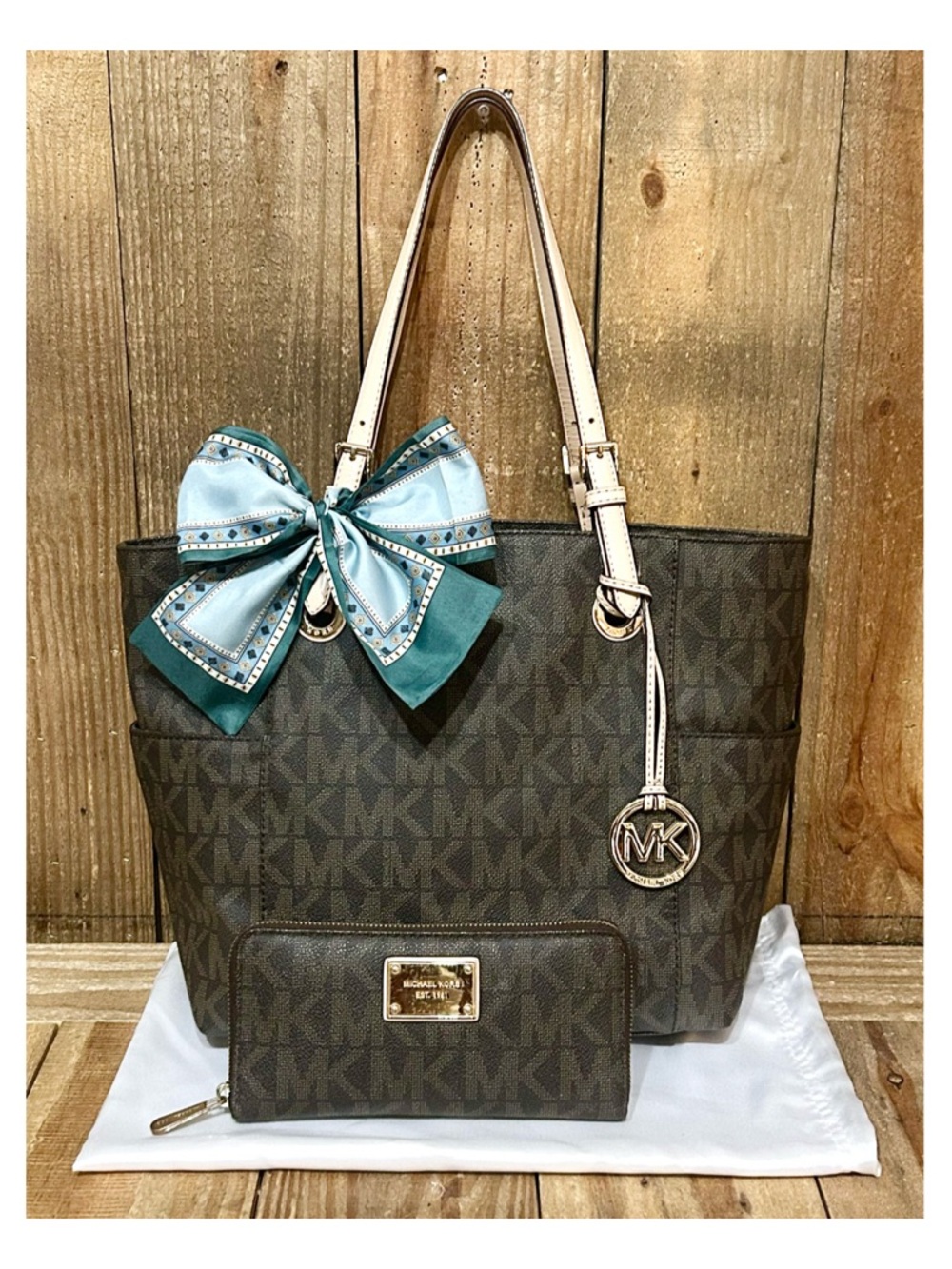 Michael Kors. 4 Piece: Jet Set Tote with Free Matching Wallet, Scarf & Dust Bag. - Picture 16 of 16